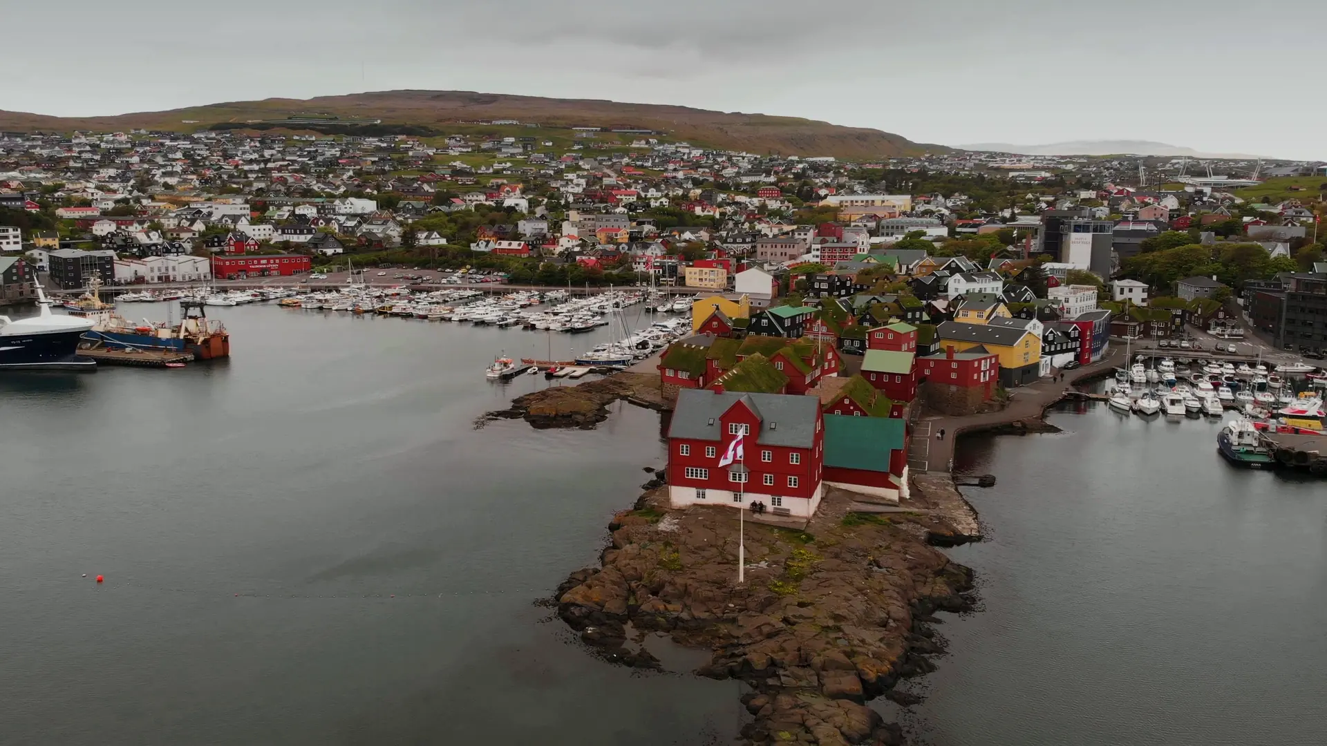 Havnin í Tórshavn við Tinganesi, litríkum húsum og bátum